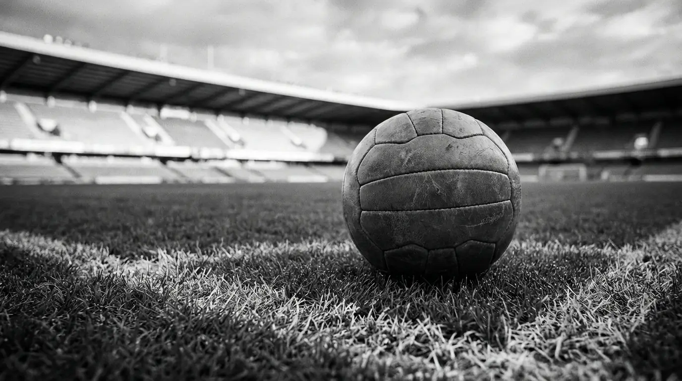 Fußball auf Rasen mit Wettquoten-Anzeige im Hintergrund